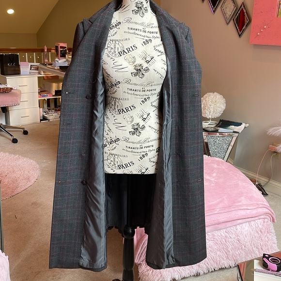 Such a Chic , Classy and Feminine Coat - Picture 13 of 15